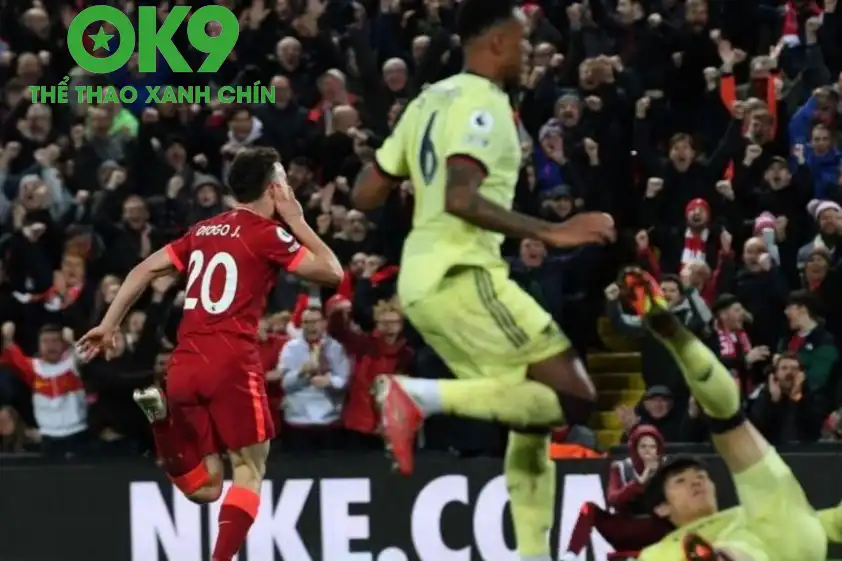 Hàng vạn khán giả tại Anfield ăn mừng bàn thắng của Jota (Ảnh: Reuters)